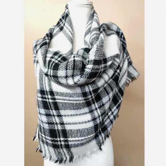 NEW Modcloth Black and White Plaid Blanket Scarf with Fringe - Picture 5 of 6